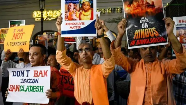 चिन्मय कृष्ण दास यांच्या अटकेच्या विरोधात कोलकाता येथील बांगलादेश उप उच्चायुक्तालयासमोर निदर्शने करण्यात आली.