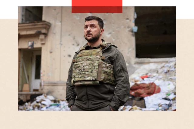 Le président ukrainien Volodymyr Zelenskyy visite la région de Kharkiv en gilet de sécurité