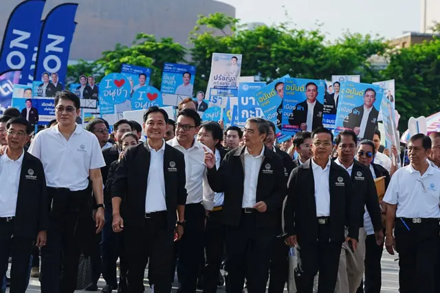 อภิสิทธิ์ เวชชาชีวะ หัวหน้าพรรค และแกนนำภาค กทม. ของ ปชป. ร่วมให้กำลังใจผู้สมัครผู้ว่าฯ กทม. และ ส.ก. ของพรรค