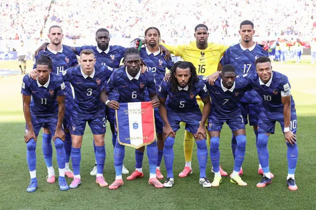 Les joueurs de l'équipe de France posent pour une photo d'équipe avant le match des huitièmes de finale de la Coupe du Monde de la FIFA 2026 opposant le Paraguay à la France, au stade de Philadelphie, le 4 juillet 2026.