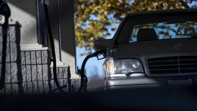 عميل يتزود بالوقود في محطة وقود في هيركوليس، كاليفورنيا، الولايات المتحدة، يوم الأربعاء، 27 نوفمبر 2024. 