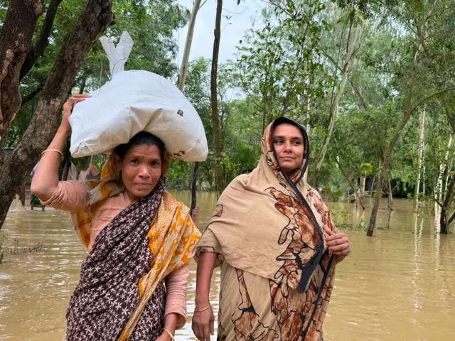 বন্যায় আক্রান্ত দুই নারী