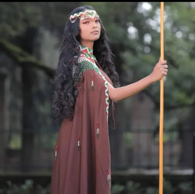 Haannaa Addaamuu uffata aadaa uffattee