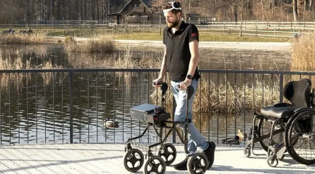 گرت جان اسکام در پارک پیاده‌روی می‌کند