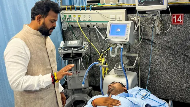 एयरपोर्ट हादसे में घायलों से अस्पताल में मिले केंद्रीय नागरिक उड्डयन मंत्री