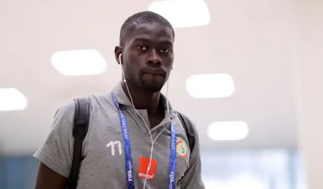 Pape Alioune Ndiaye (Sénégal) arrive au stade avant le match de poule H de la Coupe du Monde de la FIFA, Russie 2018, opposant le Sénégal à la Colombie à la Samara Arena le 28 juin 2018 à Samara, en Russie. 