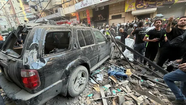 یک خودرو تخریب شده از حمله هوایی اسرائیل به محله‌ای در حومه جنوبی بیروت