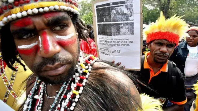 Para pengunjuk rasa Papua ikut serta dalam demonstrasi di depan kedutaan besar AS di Jakarta, 5 Juli 2007, untuk memprotes militer Indonesia karena dituduh menyiksa masyarakat.