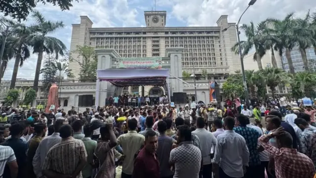 ঢাকা দক্ষিণ সিটি কর্পোরেশনের কার্যালয় বা নগর ভবনের সামনে আন্দোলনকারীদের ভিড়, ফাইল ছবি