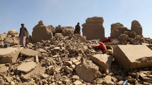 Des personnes récupèrent leurs biens parmi les décombres de leur maison dans le district de Zinda Jan, touché par un tremblement de terre, à Herat, en Afghanistan, le 10 octobre 2023.