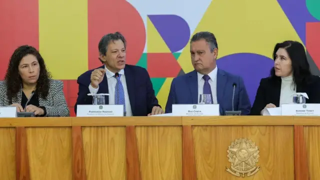 Os ministros, Esther Dweck (Gestão), Fernando Haddad (Fazenda), Rui Costa (Casa Civil), Simone Tebet (Planejamento), durante coletiva para explicar o pacote de corte gastos do governo