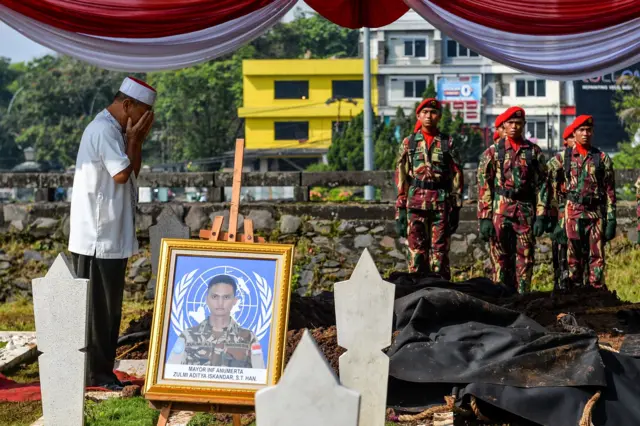 Ayah dari Mayor Infanteri (Anm) Zulmi Aditya Iskandar, Iskandarudin (kiri) menangis saat upacara pemakaman di Taman Makam Pahlawan (TMP) Cikutra, Bandung, Jawa Barat, Minggu (05/04).