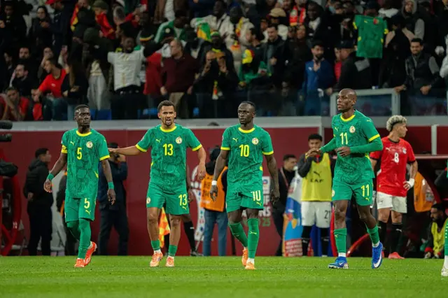 Les joueurs du Sénégal célèbrent un but marqué lors de la demi-finale de la CAN 2025 contre l'Égypte à Tanger, au Maroc, le 14 janvier 2026.