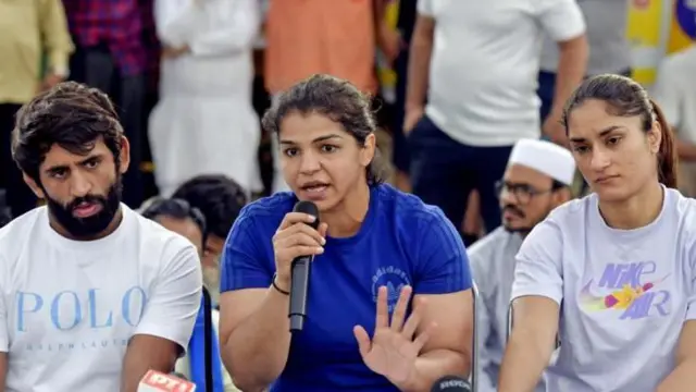 विनेश फोगाट, साक्षी मलिक (बीच में) और बजरंग पुनिया 