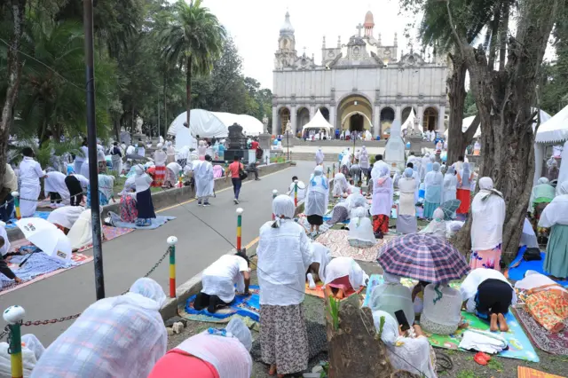 ዝሰግዱን ደው ዝበሉን ኣመንቲ ኣብ ቅርዓት ቅዱስ ሰላሴ ኣዲስ ኣበባ