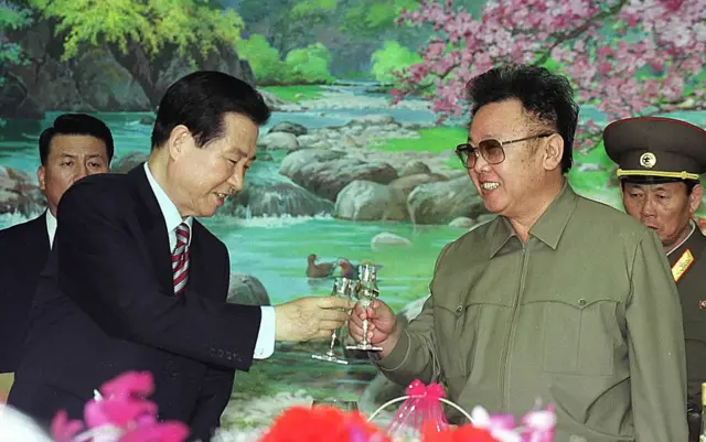 Kim Dae-jung e Kim Jong-il  na conferência histórica de 2000