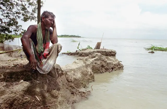 প্রতিবছর বাংলাদেশের প্রায় ১০ হাজার হেক্টর জমি নদী ভাঙনের শিকার হয়।