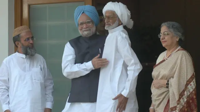 ਡਾ. ਮਨਮੋਹਨ ਸਿੰਘ ਅਤੇ ਬਚਪਨ ਦੇ ਦੋਸਤ ਰਾਜਾ ਮੁਹੰਮਦ ਅਲੀ ਨਾਲ 