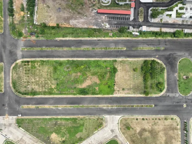 पापामिया टेकडीचा चार एकराचा भाग आणि त्याबाजुला अत्याधुनिक रुग्णालयाचं बांधकाम सुरु असातानाचा फोटो