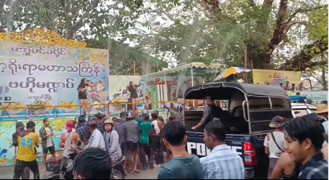 မအူပင်မြို့ ဗဟိုမဏ္ဍပ်မှာ ရေကစားသူတွေ