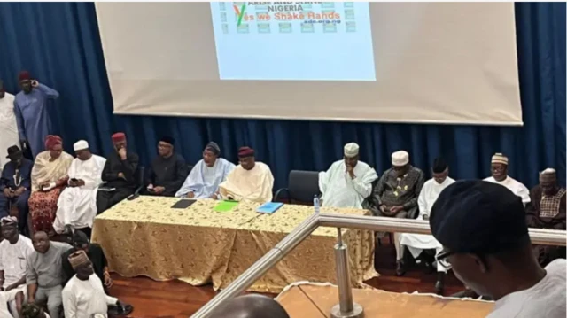 Àwọn èèyàn lásìkò ìpàdé náà