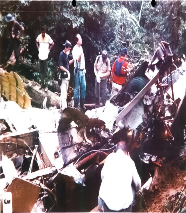 Restos del avión de Alas Chiricanas esparcidos en el cerro Santa Rita de Panamá tras explotar en el aire el 19 de julio de 1994.