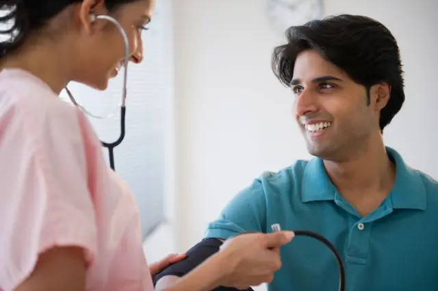 યુવાનોમાં હાર્ટ એટેક તથા હૃદયની બીમારીઓ, ગરબા ગાતા જીમમાં યુવાનનું મૃત્યુ, પેટની અને કમરની સ્થૂળતા, કમર અને થાપાનો ગુણોત્તર શું છે, તણાવ અને હાર્ટએટેકનો સંબંધ, ઊંઘનો અભાવ, ઇન્સ્યુલિન, શરીરનું હલનચલન જરૂરી, બીબીસી ગુજરાતી સાથે સમજો