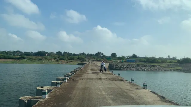 महाराष्ट्र आणि कर्नाटक राज्यांना जोडणारा भीमा नदीचा पूल