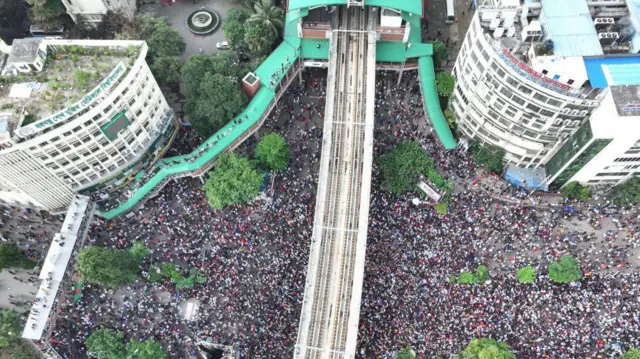 2024 ఆగస్ట్ 5న ఢాకాలోని షాబాగ్‌లో పెద్ద ఎత్తున గుమ్మికూడిన నిరసనకారులు