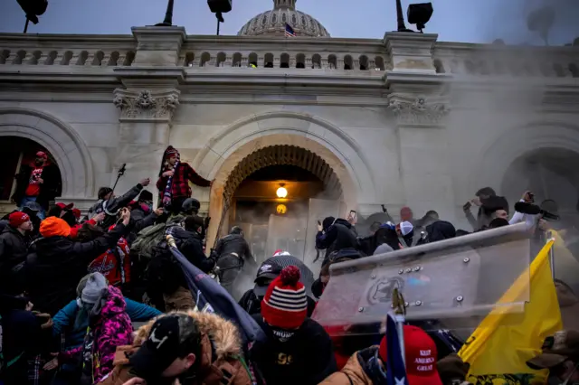 Seguidores de Trump invadiendo el Capitolio de EE.UU. 