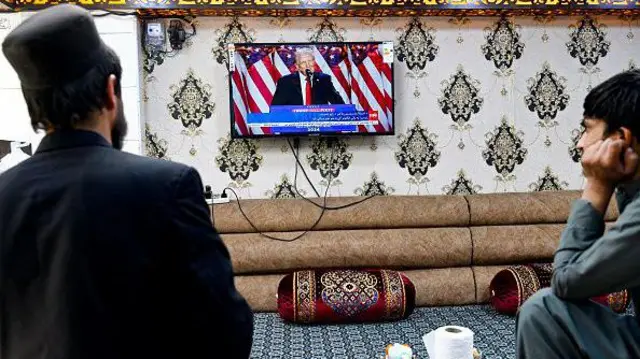 دو مرد در افغانستان در حال دیدن خبرهای طلوعنیوز