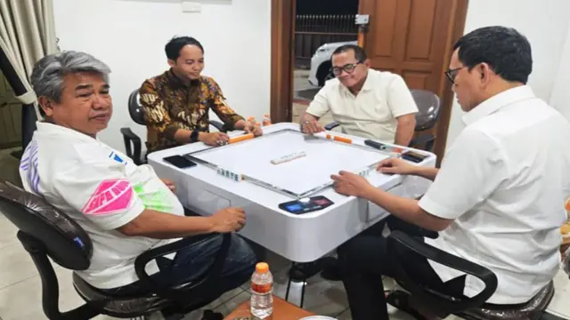 Menhut Raja Juli Antoni (batik coklat) bermain domino bersama eks Menteri P2MI Abdul Kadir Karding, dan pengusaha Aziz Wellang.