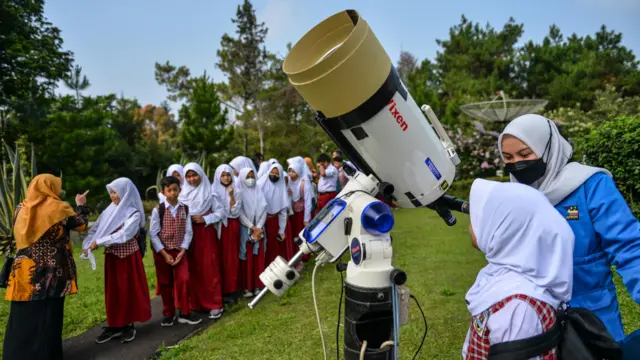 Sejumlah pelajar sekolah dasar antre untuk mengamati gerhana matahari sebagian menggunakan teleskop di Observatorium Bosscha, Lembang, Kabupaten Bandung Barat, Jawa Barat, Kamis (20/4).