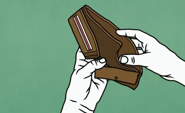 Des mains tenant un calepin vide.