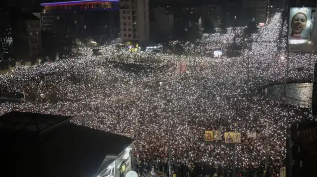 По разным оценкам, в Белграде на митинг вышли от 100 до 300 тысяч протестующих против коррупции 