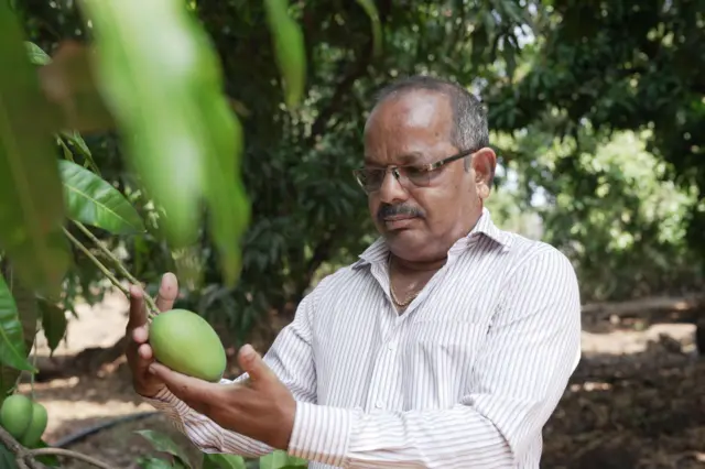 राजन कदम, बागेतल्या झाडांची पाहणी करताना