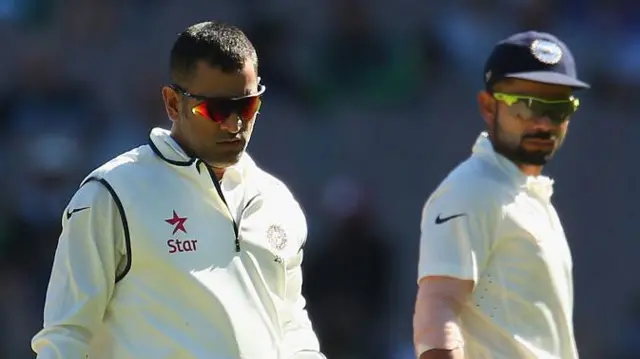 தோனியை கொண்டாடும் ரசிகர்கள்