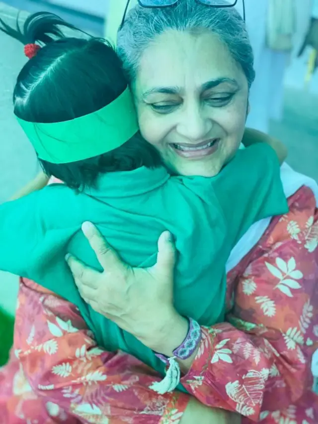 सबीना खत्री एक बच्चे के साथ