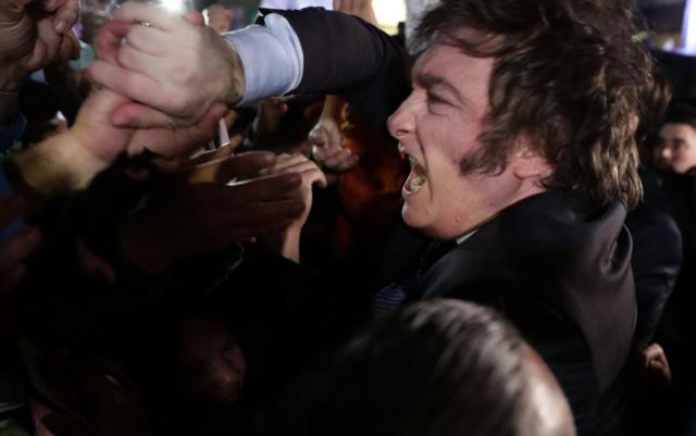 Javier Milei apertando a mãocasino online offersapoiador