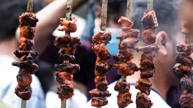 বাসাবাড়ি ও হোটেল রেস্টুরেন্টে অনেক খাবার নষ্ট হয়। 