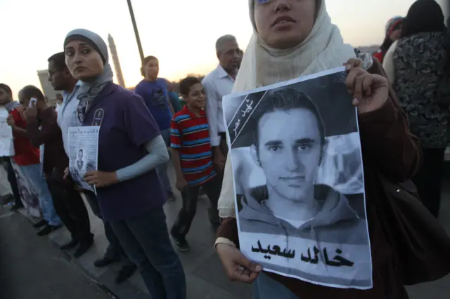 تجمع متظاهرون مصريون على جسر قصر النيل، أحد معالم القاهرة، في 6 يونيو/حزيران 2011 لإحياء الذكرى الأولى لوفاة خالد سعيد.