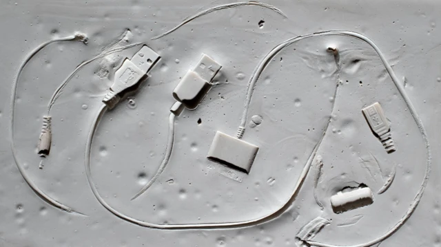 провода зарядки для телефонов в грязи