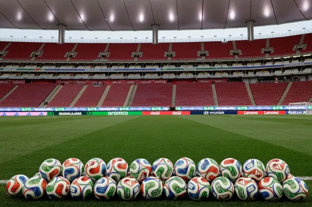 Des ballons officiels de Trionda sont présentés avant le match de barrage des demi-finales des qualifications pour la Coupe du Monde de la FIFA 2026 entre la Nouvelle-Calédonie et la Jamaïque au stade Akron de Zapopan, dans l'État de Jalisco, au Mexique, le 26 mars 2026.