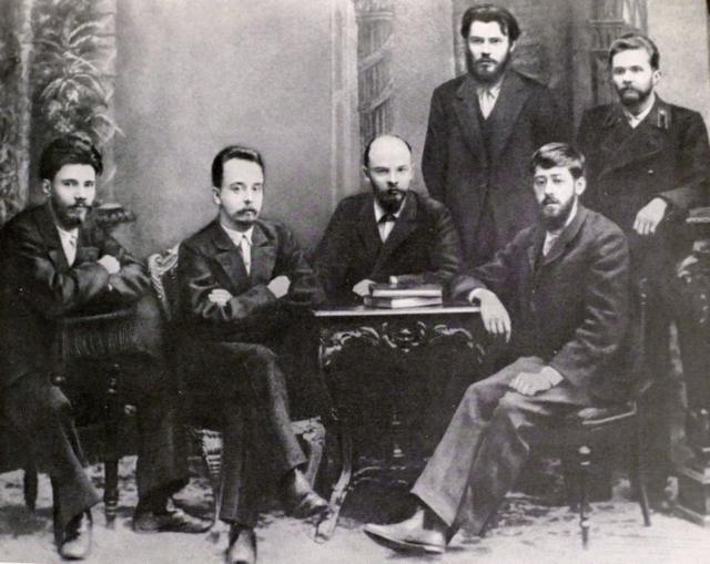Lenin junto a varios revolucionarios rusos