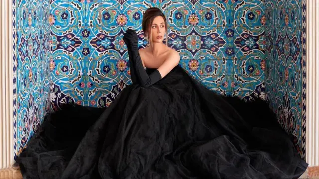 تورلان با دامن بلند مشکی رنگ