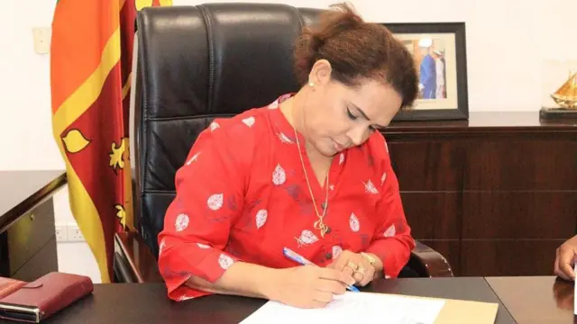 රාජ්ය ඇමතිනී ඩයනා ගමගේ ට මෙරට පාර්ලිමේන්තුවේ අසුන් ගැනීමට නීත්යානුකූල සුදුසුකමක් නොමැති බව ශ්රේෂ්ඨාධිකරණය අද (මැයි 8 වැනිද) තීන්දු කළේය.