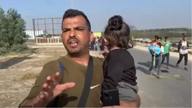 Ahmed Zeyadah đã hành trình đến đường Salah al-Din với đứa con nhỏ của mình, hướng đến nam Gaza