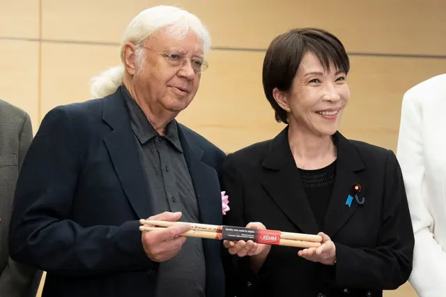 La primera ministra de Japón, Sanae Takaichi, posa junto al batería de Deep Purple, Ian Paice, durante un encuentro en la Oficina del Primer Ministro en Tokio el 10 de abril de 2026.