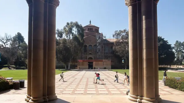 加州西木区(Westwood)加州大学洛杉矶分校(UCLA)校园内,从罗伊斯礼堂(Royce Hall)眺望鲍威尔图书馆(Powell Library)的景色(8/4/2025)