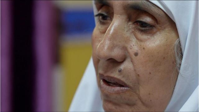 أم محمد والدة عبدالرحمن الذي توفي في السجون الإسرائيلية.